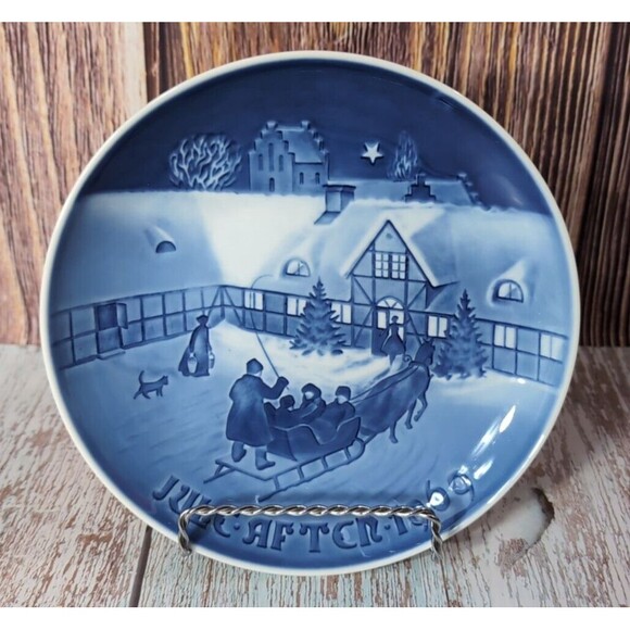 Bing & Grondahl Christmas Plate 1969  "Arrival Of Christmas Guests "  Blue/White - Picture 2 of 7